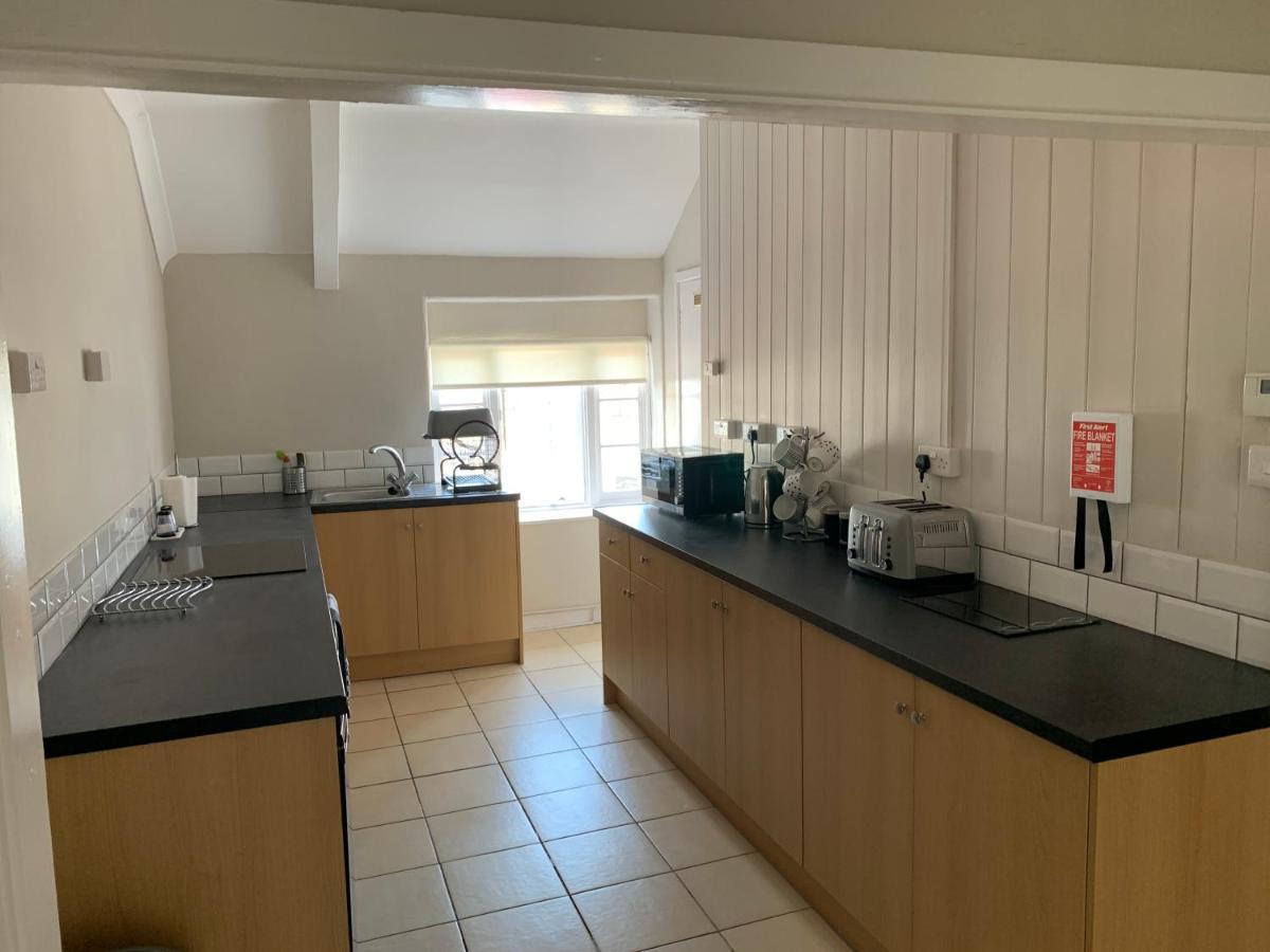 The White Hart Apartment Llantwit Major Bagian luar foto